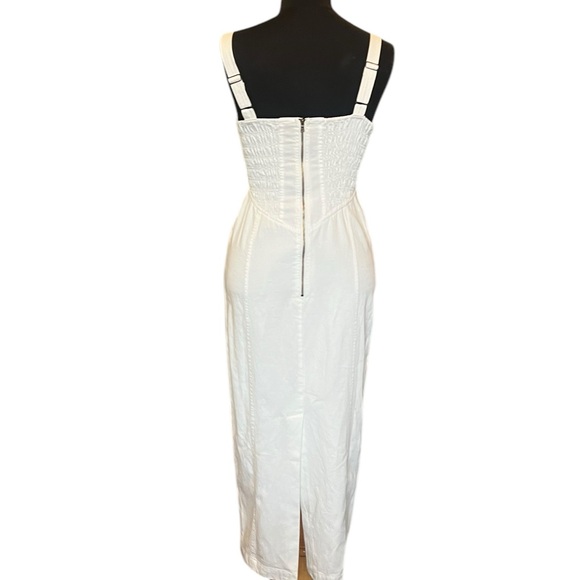 ❌𝐒𝐎𝐋𝐃❌🤍𝐘𝐎𝐔𝐍𝐆 𝐅𝐀𝐁𝐔𝐋𝐎𝐔𝐒 & 𝐁𝐑𝐎𝐊𝐄 White denim midi dress - Picture 3 of 5